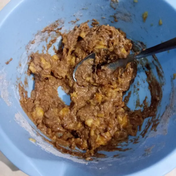 Beri sedikit air saja dan aduk rata.