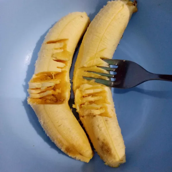 Kupas pisang.