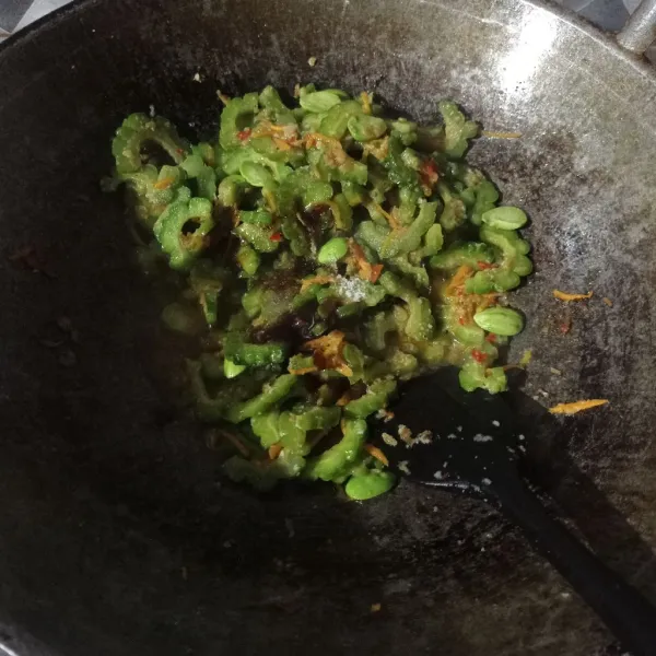Beri garam, gula, saus tiram, dan kaldu bubuk. Aduk rata.