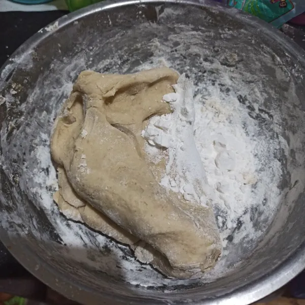 Kemudian campur dengan tepung tapioka dan campur hingga tidak lengket di tangan.