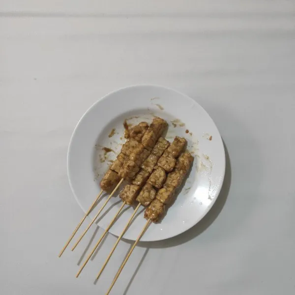 Tusuk tempe dengan tusuk sate, lakukan hingga tempe habis.