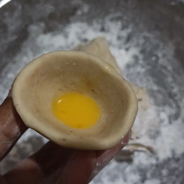 Bentuk kapal selam dan isi dengan telur.