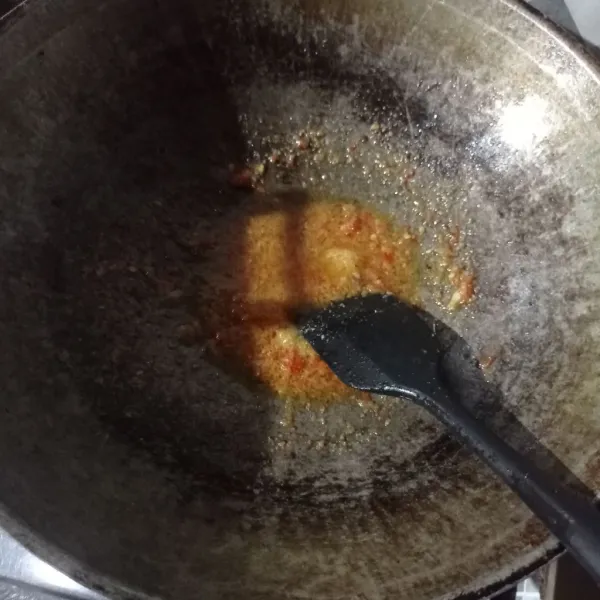 Tumis bumbu halus dan rebon sampai matang.