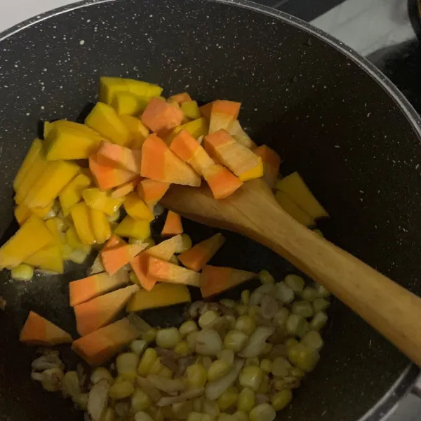Masukkan potongan labu kuning dan wortel.