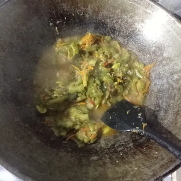 Masak sampai matang dan tanak, cek rasanya.