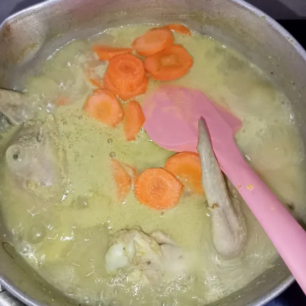 Tuang air rebus hingga ayam matang lalu masukkan wortel.