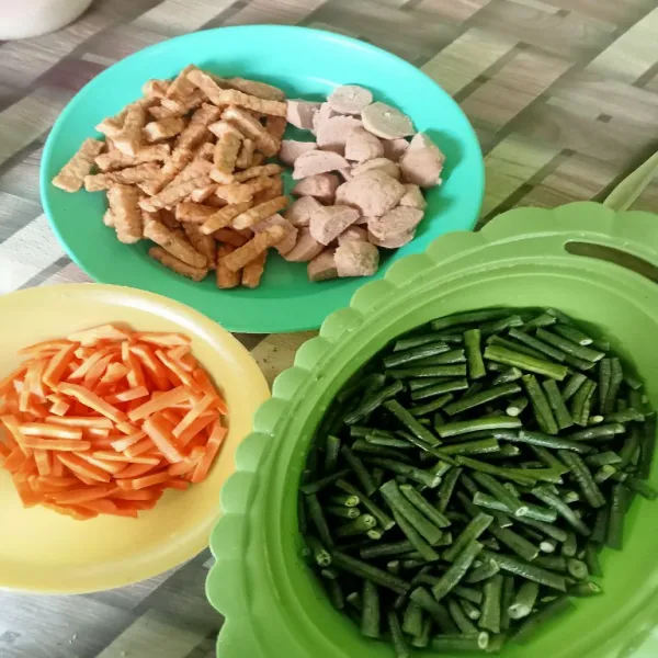 Potong kacang panjang dengan panjang,wortel,tempe, dan bakso sesuai selera.