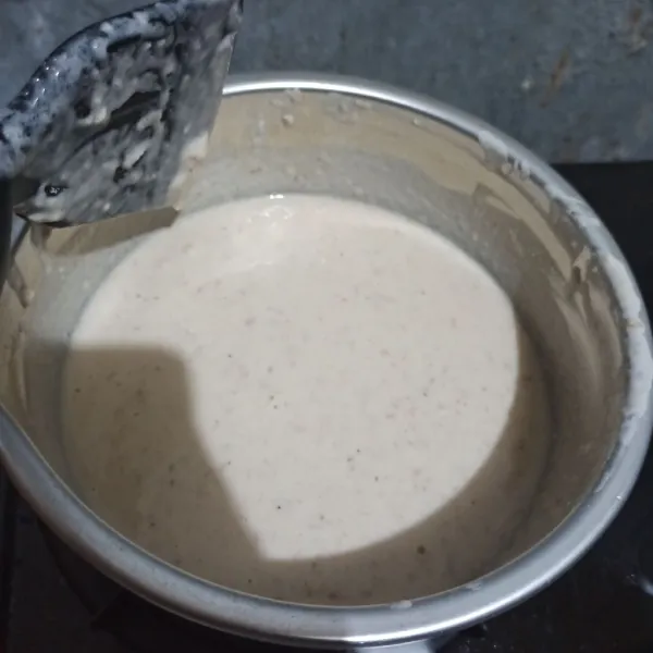 Masukkan semua adonan biang, aduk rata.