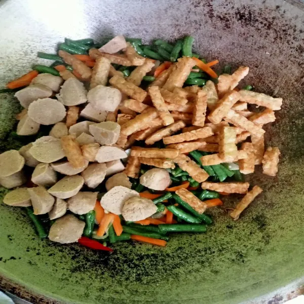 Masukkan Tempe dan bakso, lalu aduk hingga tercampur rata.