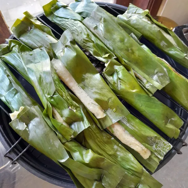 Bakar otak-otak yang sudah di kukus, bakar di atas api hingga daun kering dan sedikit terbakar (tidak gosong). Angkat otak-otak dan siap di sajikan.