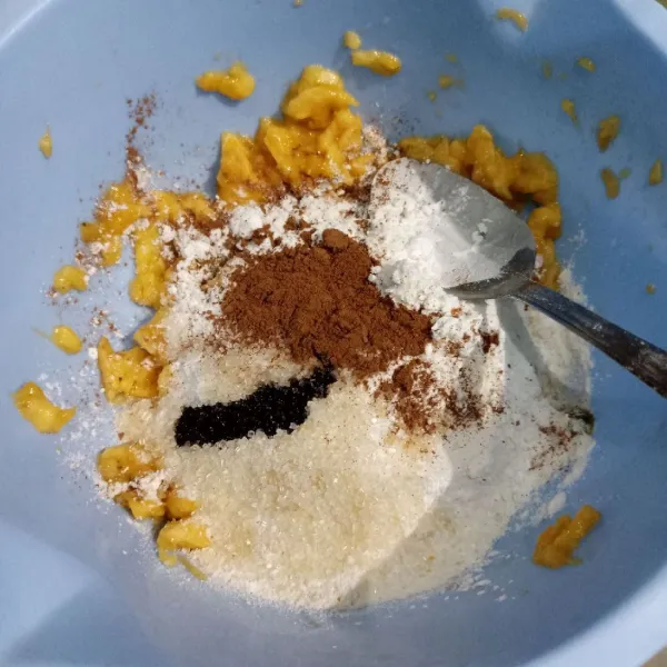 Masukkan terigu, maizena, garam, gula, coklat bubuk, pasta coklat.