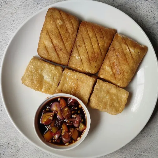 Sajikan menjes dan tahu bersama sambal kecap.