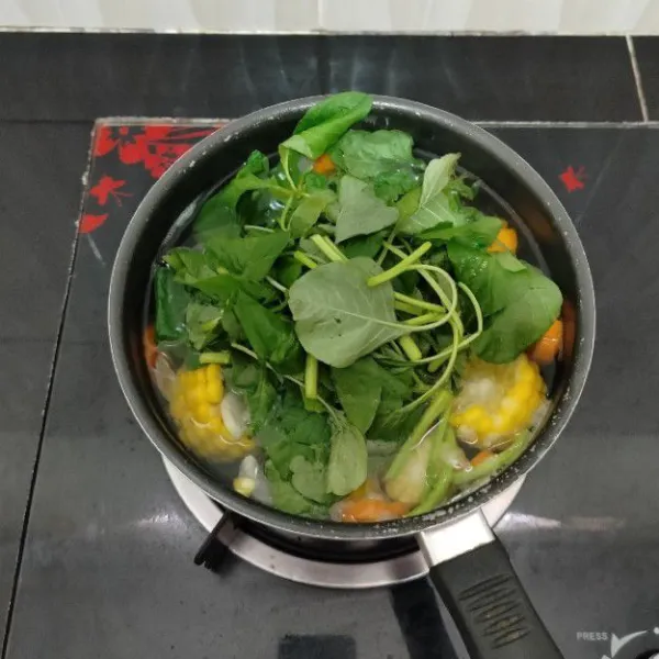 Kemudian masukkan bayam. Aduk rata.