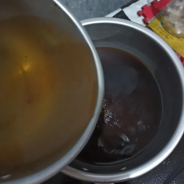 Didihkan gula kelapa, asam jawa dan 200 ml air. Kemudian saring, lalu tambahkan air.