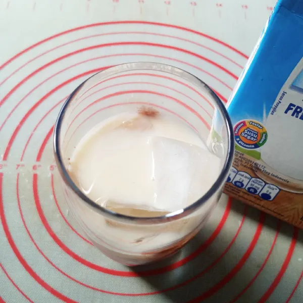 Tuang susu uht full cream secara perlahan.