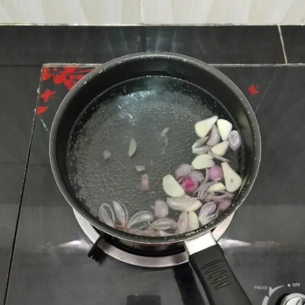 Masak air,temu kunci,bawang merah,dan bawang putih hingga mendidih dan aromanya menguar.