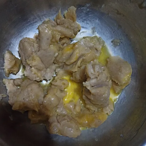 Tunggu adonan biang dingin lalu masukkan telur.