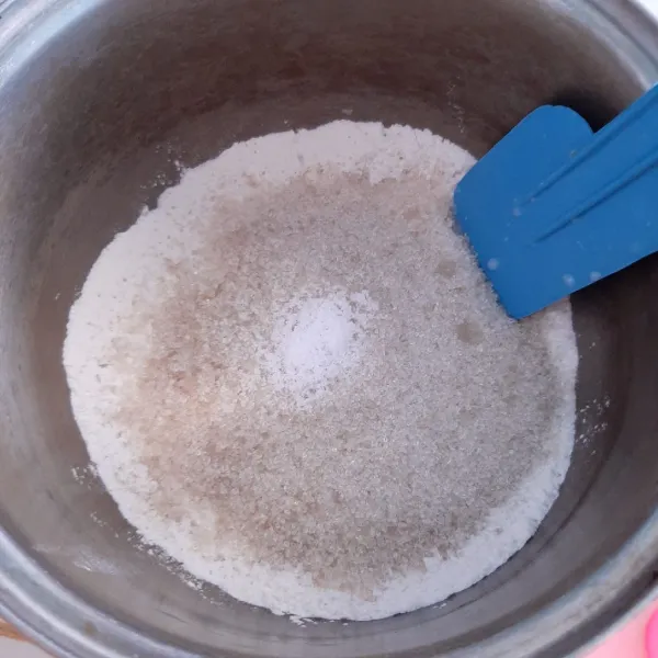 Campurkan tepung hunkwe, gula dan garam.