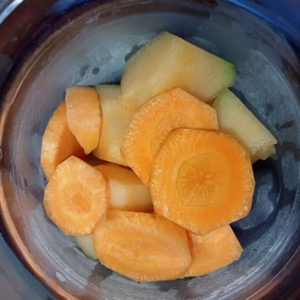 Masukkan melon dan wortel kedalam blender.