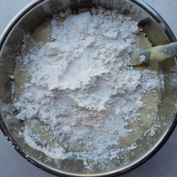 Masukkan tepung tapioka, aduk menggunakan spatula hingga tercampur rata.