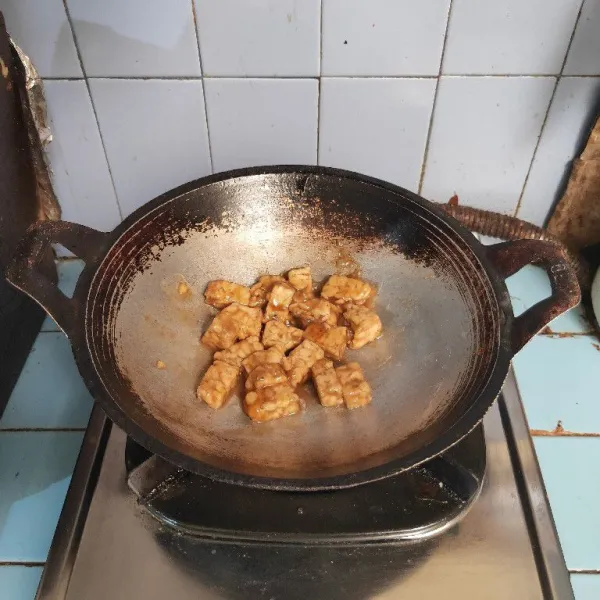 Masak hingga kuahnya mengental dan bumbu meresap.