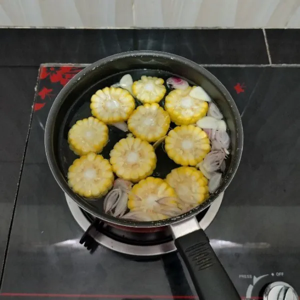 Lalu masukkan jagung manis. Masak hingga matang.