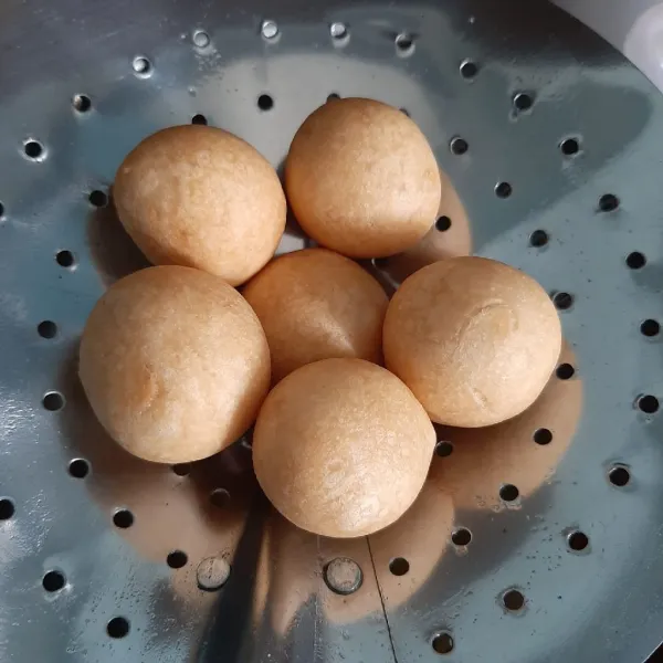 Tiriskan lalu taburi dengan gula donat.