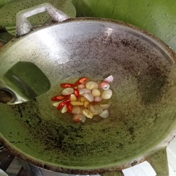 Tumis bawang merah,bawang putih dan cabe hingga layu dan wangi.