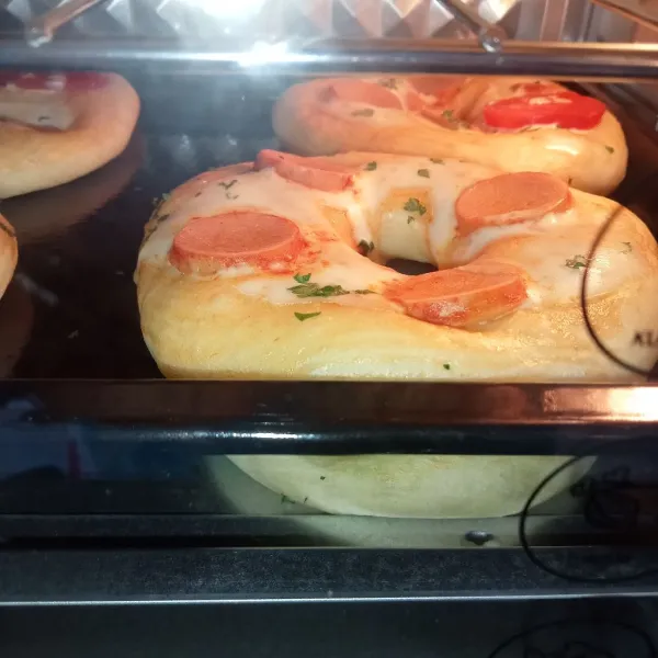 Panaskan oven kemudian panggang pizza selama 30 menit hingga matang sesuaikan dengan oven masing-masing.