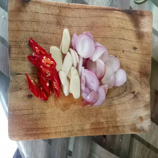 Iris tipis bawang putih,bawang merah,dan cabe besar.