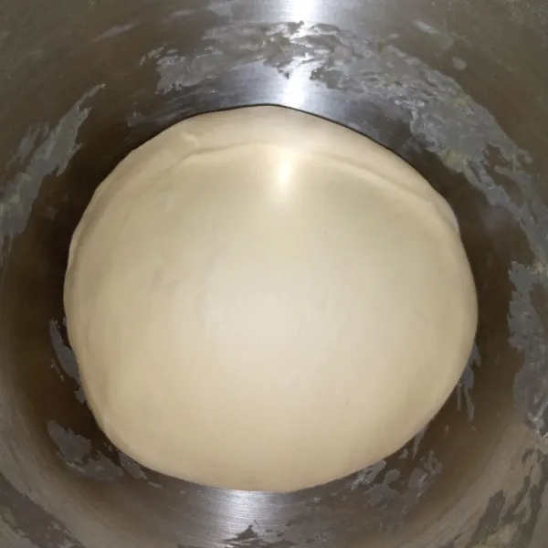 Masukkan butter dan garam uleni kembali hingga kalis elastis window pane kemudian proofing adonan selama 40 menit.