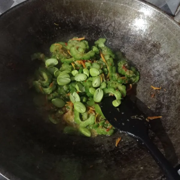 Masukan wortel, pare, pete, dan air. Aduk rata.