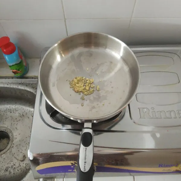 Tumis bawang putih sampai harum.