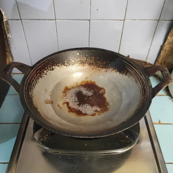 Siapkan wajan lalu masukkan kaldu jamur, garam, lada bubuk dan saus bbq. Masak hingga mendidih.