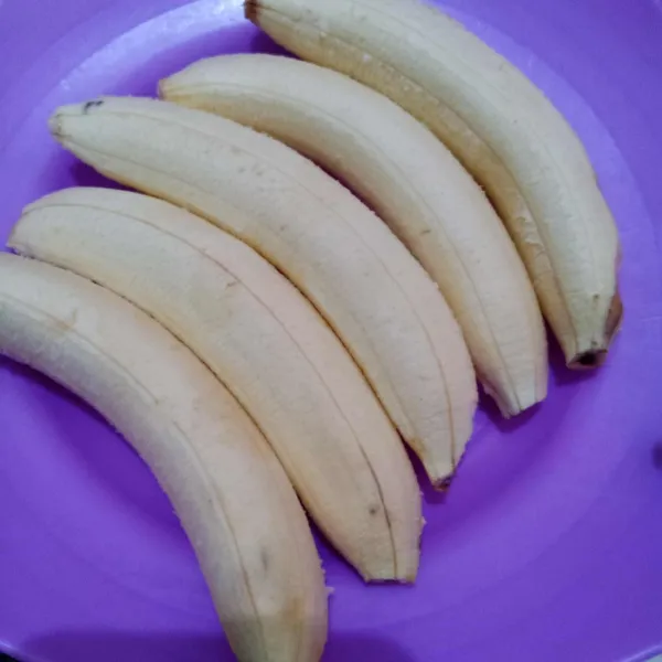 Siapkan pisang, belah jadi dua.