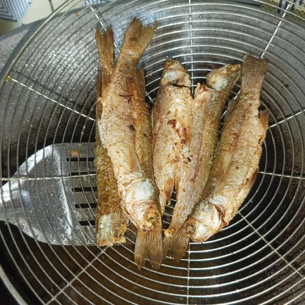 Angkat dan tiriskan, ikan goreng siap disajikan.