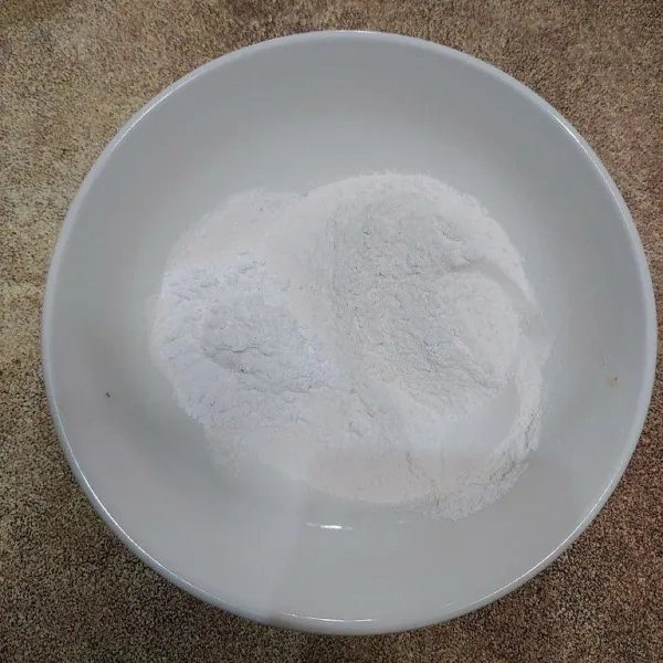 Campur jadi satu tepung terigu, tepung beras dan garam.