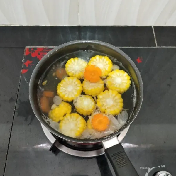 Masukkan wortel,gula pasir,dan garam. Aduk rata dan masak hingga mendidih kembali.