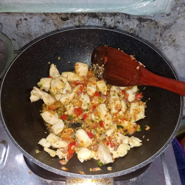 Masukkan bumbu. Aduk rata. Masak sampai layu.