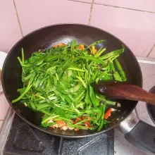 Aduk kangkung hingga bumbu tercampur rata. Masak sebentar saja.