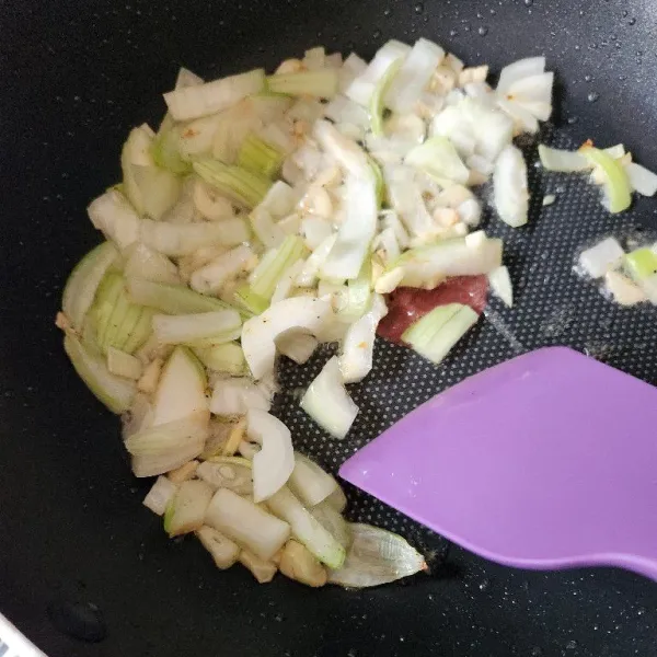 Panaskan minyak, tumis bawang putih dan bombay hingga harum.
