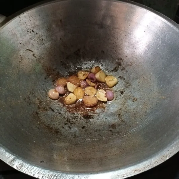 Lalu goreng kemiri, bawang putih, dan bawang merah sampai layu. Angkat.