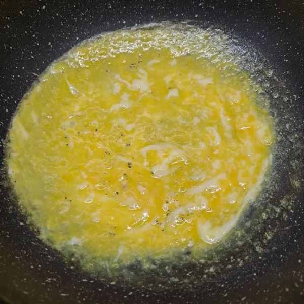 Kocok telur satu per satu dengan bumbu garam dan merica bubuk. Dadar telur sampai matang (Total ada 3 buah dadar telur).