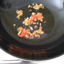 Tumis bumbu halus dan gula pasir hingga aromanya harum.