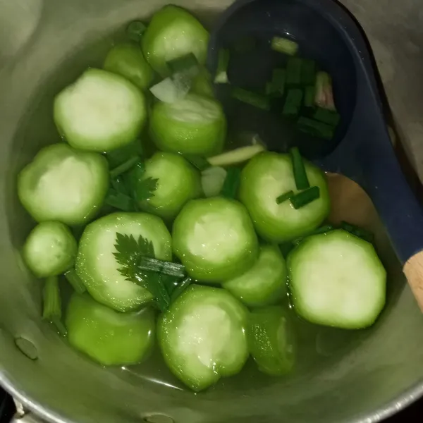 Tambahkan gula, garam, dan kaldu jamur aduk rata masak hingga oyong dan polong matang, masukkan daun bawang tes rasa dan matikan api.