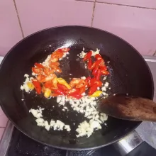 Masukkan cabe, aduk rata.