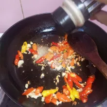 Bumbui garam, gula pasir dan lada bubuk.