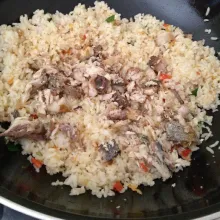 Masukkan ikan tuna suwir kemudian aduk. Angkat dan sajikan.
