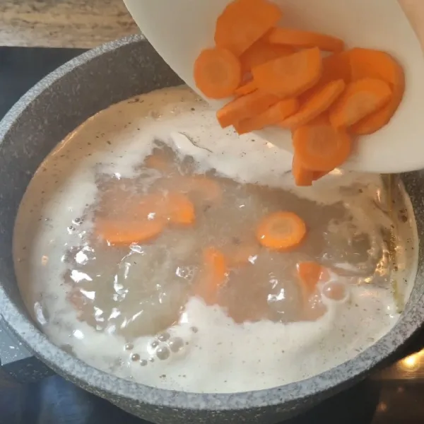 Setelah proses selesai, masukkan wortel, rebus wortel hingga setengah empuk.
