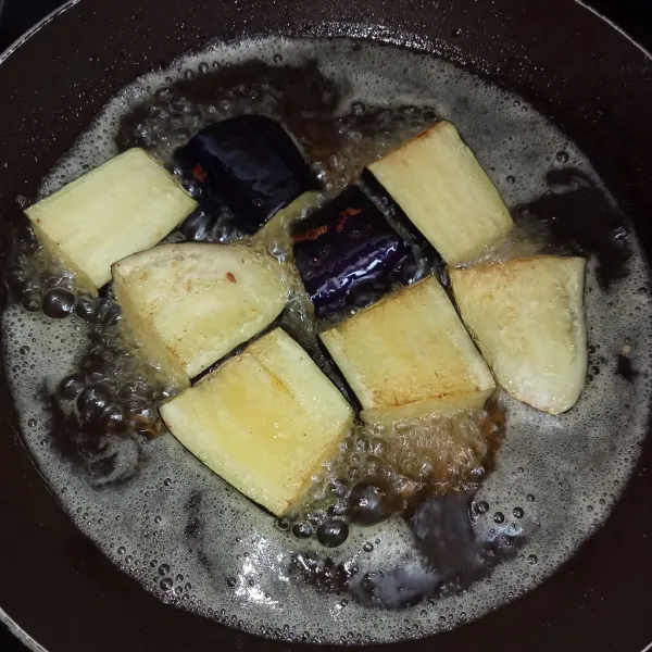 Cuci, potong terong kemudian goreng hingga matang.